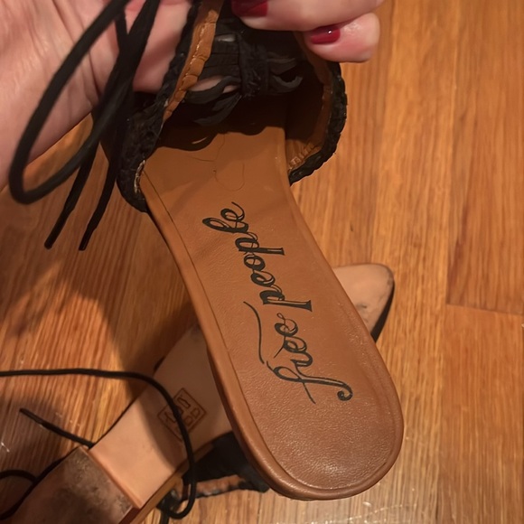 Free People size 6 black leather flats / sandals with ties - Picture 8 of 9